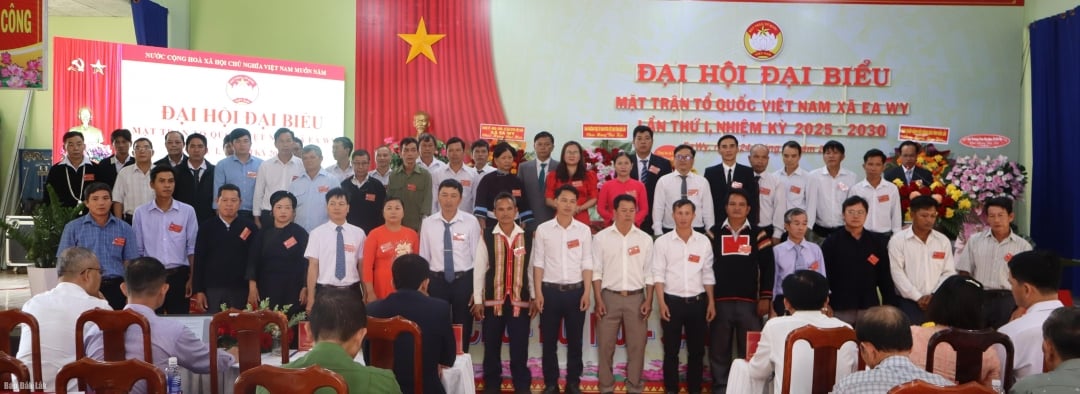 Miembros del Comité del Frente Patriótico de Vietnam de la comuna de Ea Wy, primer período, se presentaron al congreso. Foto: Hoai Nam