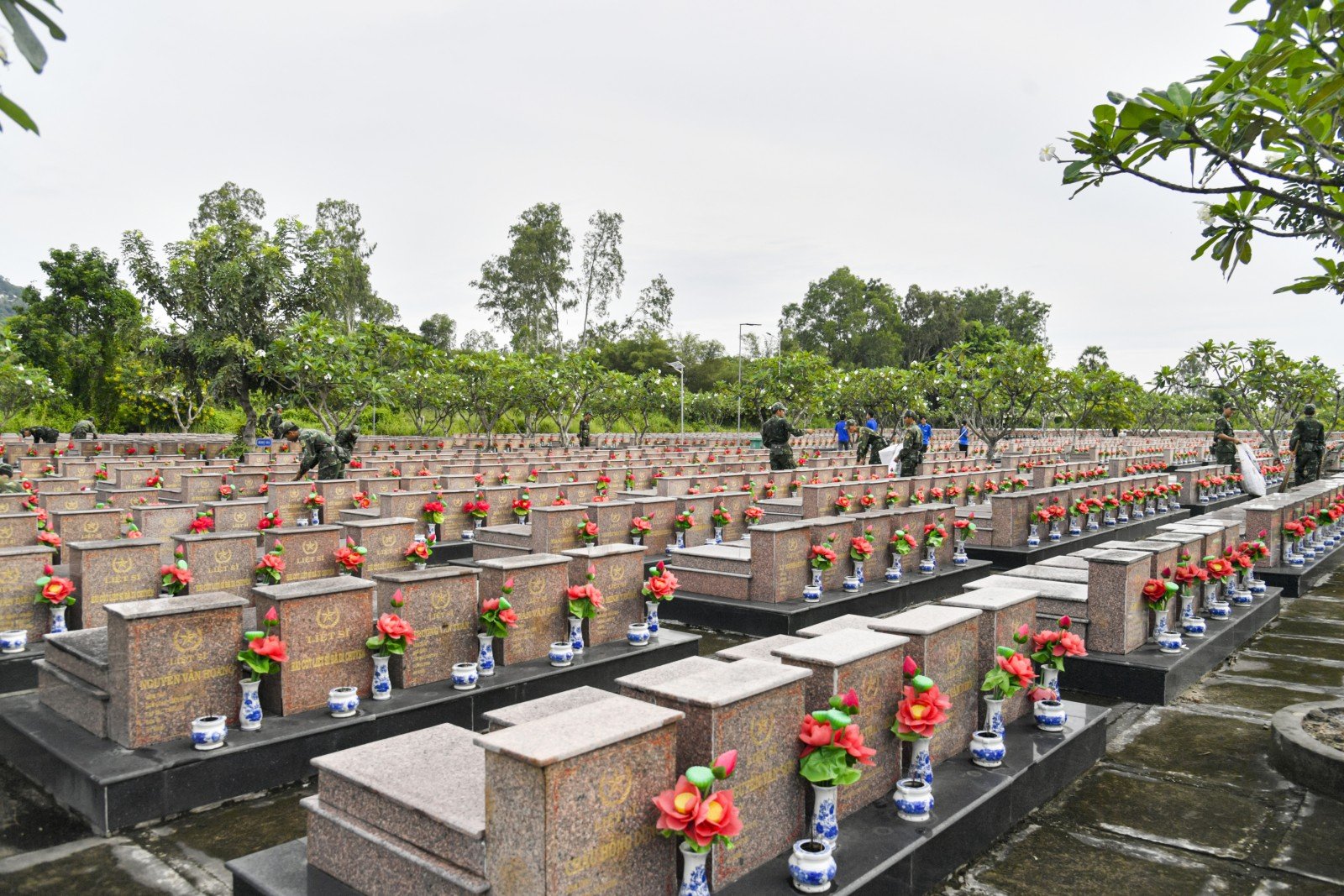 Mehr als 200 Kader, Soldaten, Gewerkschaftsmitglieder und Jugendliche säuberten den Doc Ba Dac-Märtyrerfriedhof