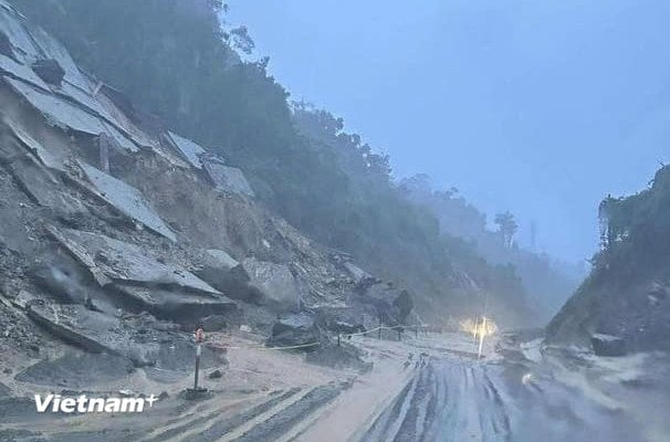 Jordskred orsakade lera som spilldes ut på vägen på riksväg 14E. (Foto: PV/Vietnam+)