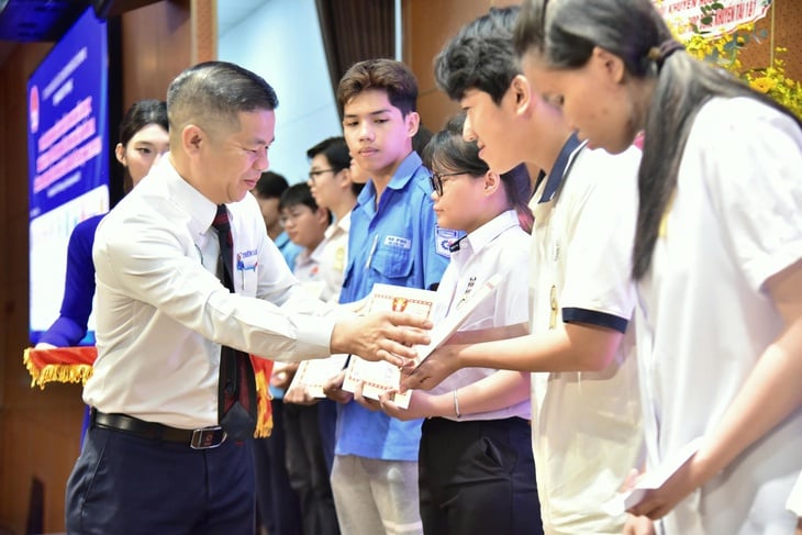 Utdelning av 345 stipendier till studenter i Ho Chi Minh-staden - Foto 1. Trao 345 học bổng khuyến tài cho sinh viên TP.HCM- Ảnh 1.