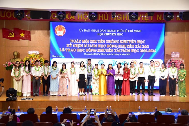 Utdelning av 345 stipendier till studenter i Ho Chi Minh-staden - Foto 4. Trao 345 học bổng khuyến tài cho sinh viên TP.HCM- Ảnh 4.