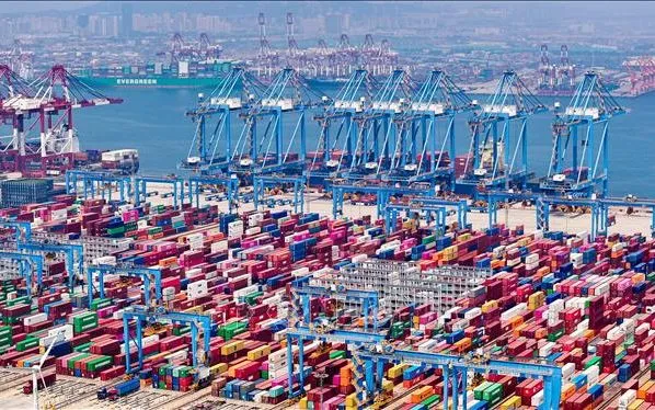 Porto de carga de Qingdao, província de Shandong, China. Foto: THX/TTXVN Cảng hàng hóa Thanh Đảo, tỉnh Sơn Đông, Trung Quốc. Ảnh: THX/TTXVN