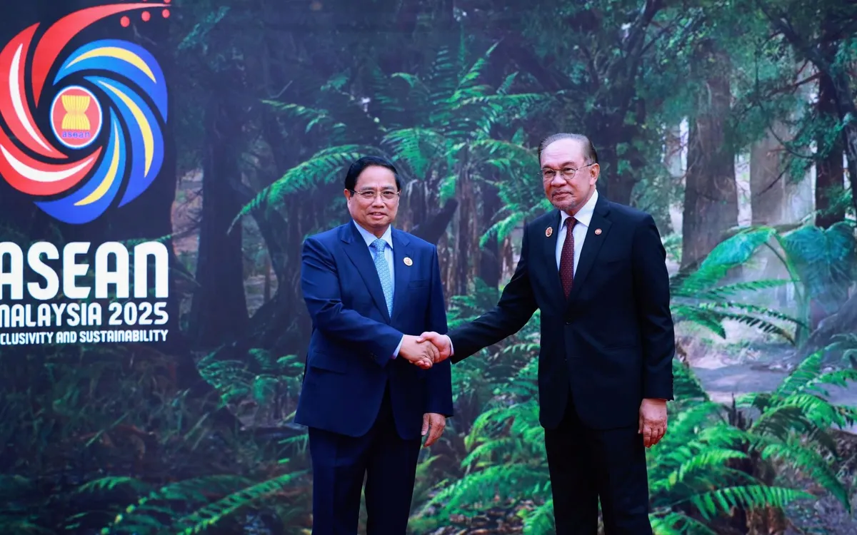 Prim-ministrul malaezian Anwar Ibrahim l-a primit cu căldură pe prim-ministrul Pham Minh Chinh la cel de-al 47-lea summit ASEAN și la summiturile conexe - Foto: VGP/Nhat Bac Thủ tướng Malaysia Anwar Ibrahim nhiệt liệt chào đón Thủ tướng Phạm Minh Chính tham dự Hội nghị Cấp cao ASEAN lần thứ 47 và các hội nghị cấp cao liên quan - Ảnh: VGP/Nhật Bắc