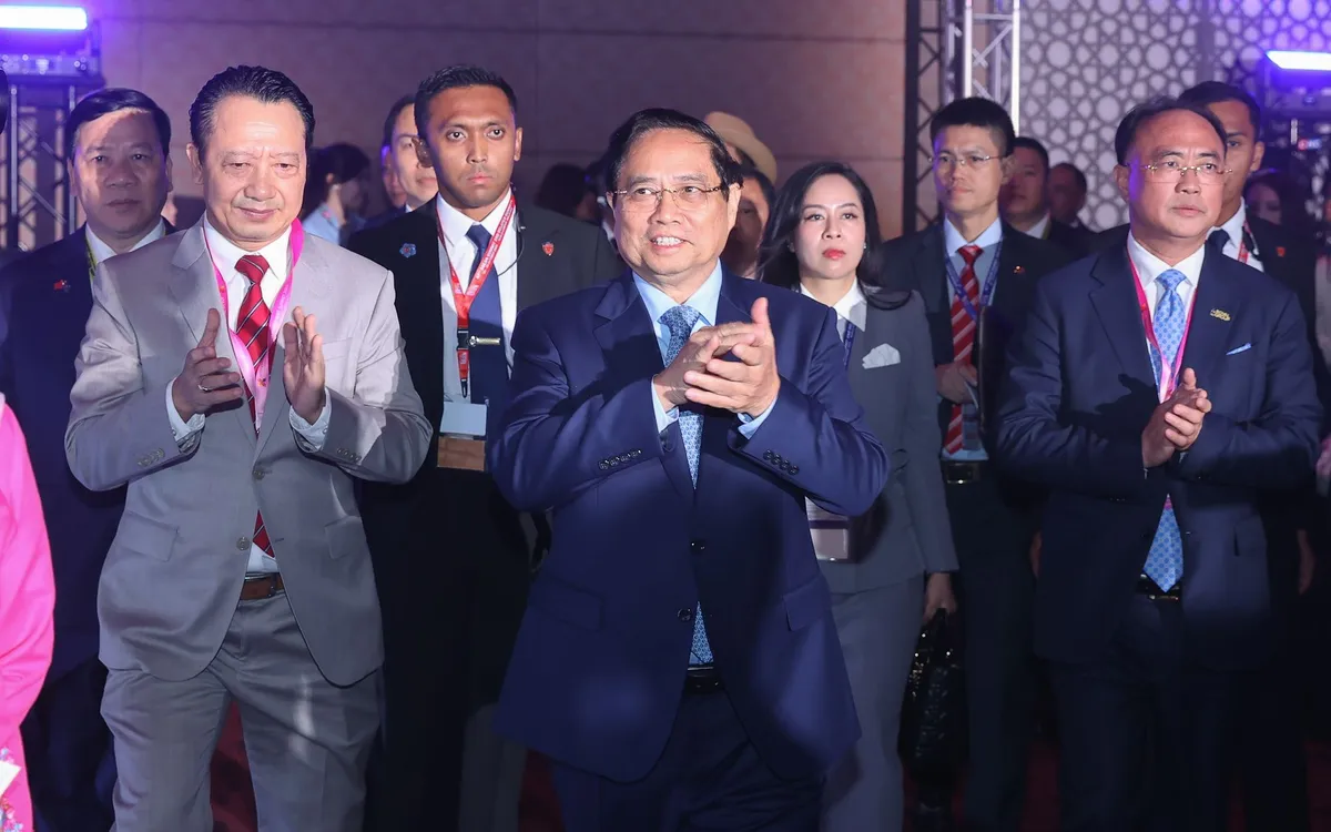 Premiärminister Pham Minh Chinh deltar i en dialogsession på hög nivå vid ASEAN Business and Investment Summit - Foto: VGP/Nhat Bac Thủ tướng Phạm Minh Chính dự phiên đối thoại cấp cao tại Hội nghị Thượng đỉnh kinh doanh và đầu tư ASEAN - Ảnh: VGP/Nhật Bắc