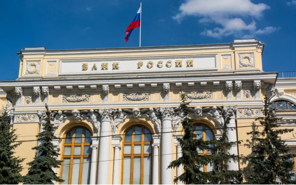 Rysslands centralbanksbyggnad med den ryska flaggan vajande på taket. Foto: Voelkerrecht Blog Tòa nhà Ngân hàng Trung ương Nga với quốc kỳ Nga tung bay trên nóc. Ảnh: Voelkerrecht Blog