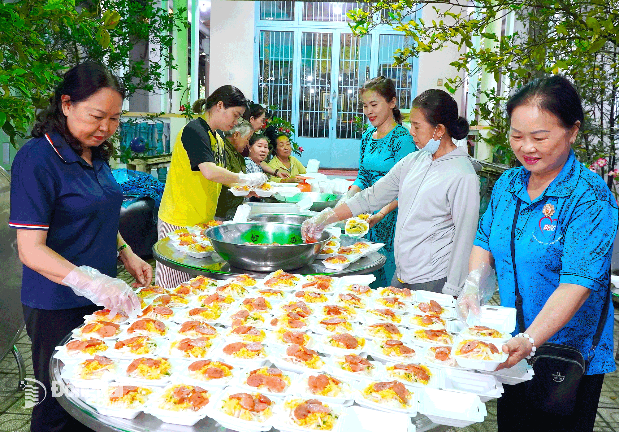Medlemmar i föreningen för stöd till funktionshindrade, föräldralösa och fattiga patienter i Dong Nai-provinsen och familjegrupp nr 1 förberedde mer än 1 000 lådor med klibbigt ris. Foto: Thanh Nhan