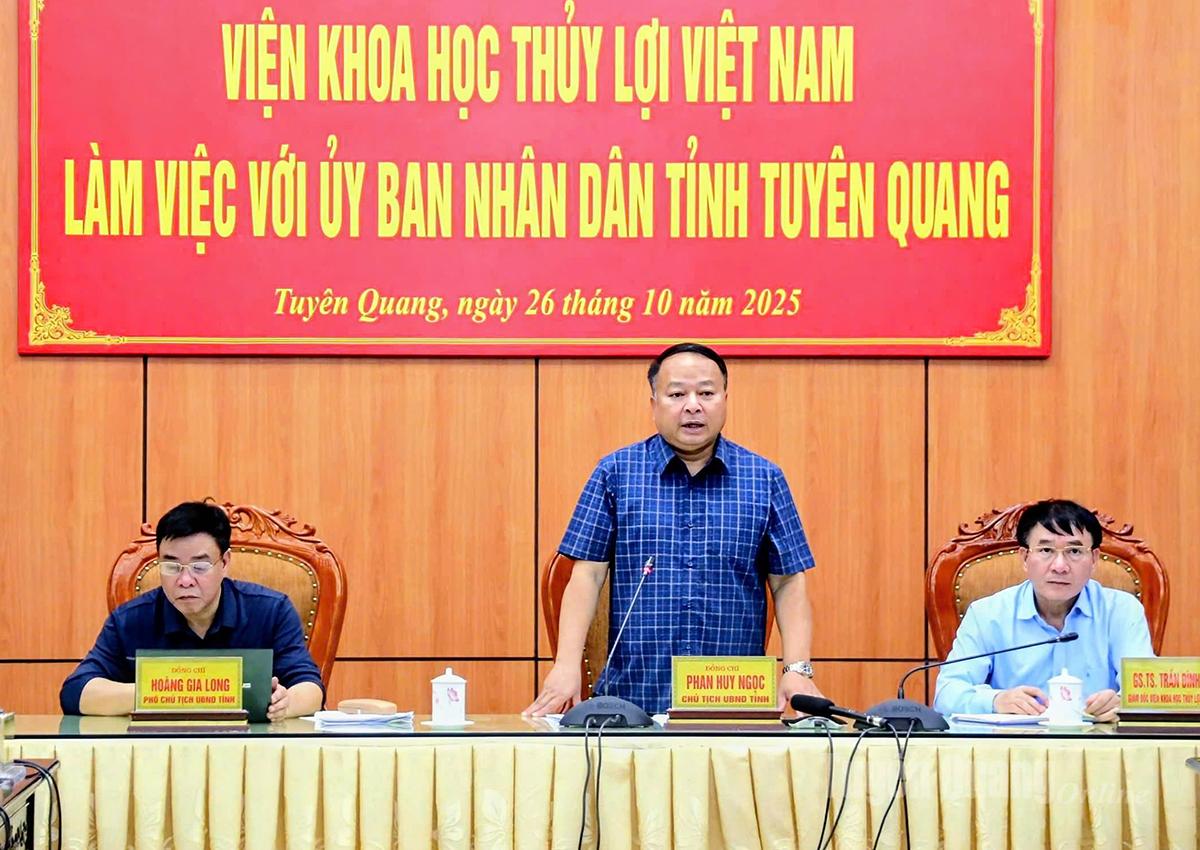 Na schůzi promluvil předseda provinčního lidového výboru Phan Huy Ngoc.