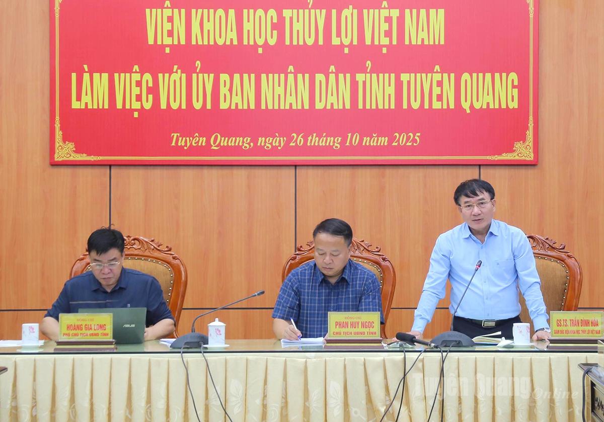 Profesor Dr. Tran Dinh Hoa, ředitel Vietnamského institutu vodních zdrojů, navrhl řešení pro překonání záplav a sesuvů půdy v okrscích Ha Giang 1 a Ha Giang 2.