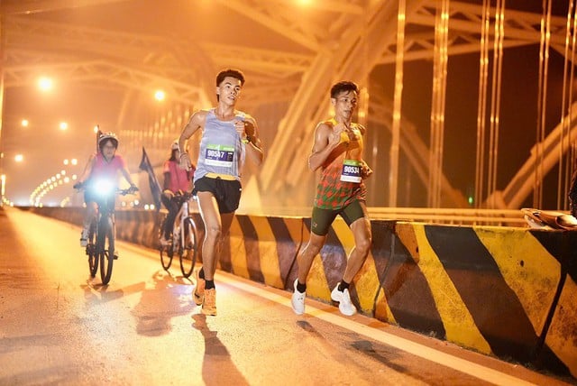 VPBank Hanoi International Marathon 2025: ແຂ່ງຂັນເພື່ອເຜີຍແຜ່ຈິດໃຈຂອງການດຳລົງຊີວິດທີ່ມີສຸຂະພາບເຂັ້ມແຂງ - ຮູບທີ 2. VPBank Hanoi International Marathon 2025: Giải chạy lan tỏa tinh thần sống khỏe, sống thịnh vượng- Ảnh 2.