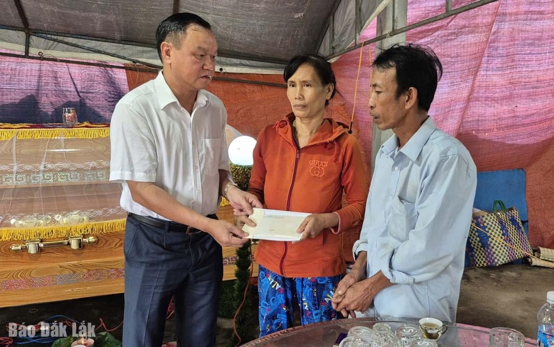 Phó Chủ tịch UBND tỉnh Đào Mỹ tặng quà cho gia đình nạn nhân Nguyễn Hữu Đạt.