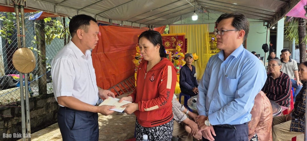 Phó Chủ tịch UBND tỉnh Đào Mỹ tặng quà cho gia đình nạn nhân Nguyễn Hữu Thủy.