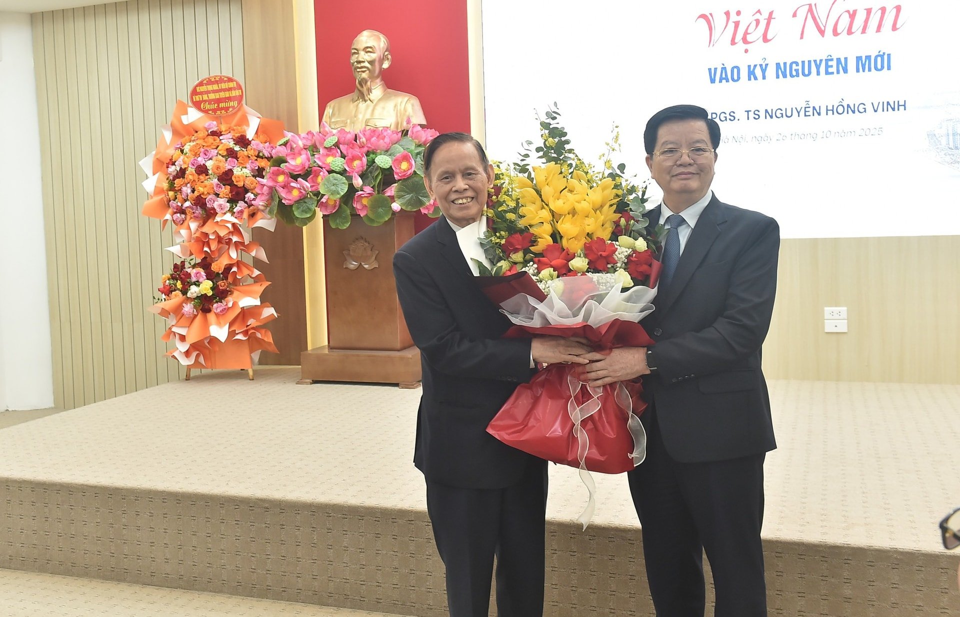 Lansering av boken 'Vietnamesiska folket i den nya eran' - Foto 1. Ra mắt cuốn sách 'Con người Việt Nam vào kỷ nguyên mới'- Ảnh 1.