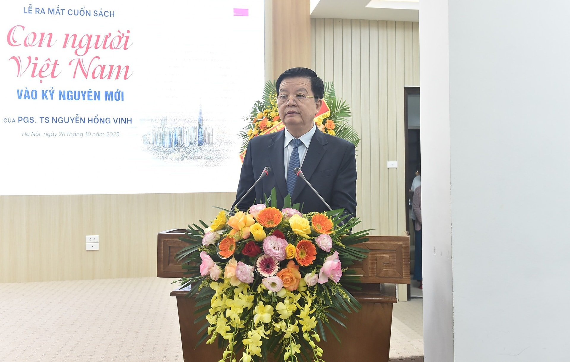 Lansering av boken 'Vietnamesiska folket i den nya eran' - Foto 2. Ra mắt cuốn sách 'Con người Việt Nam vào kỷ nguyên mới'- Ảnh 2.