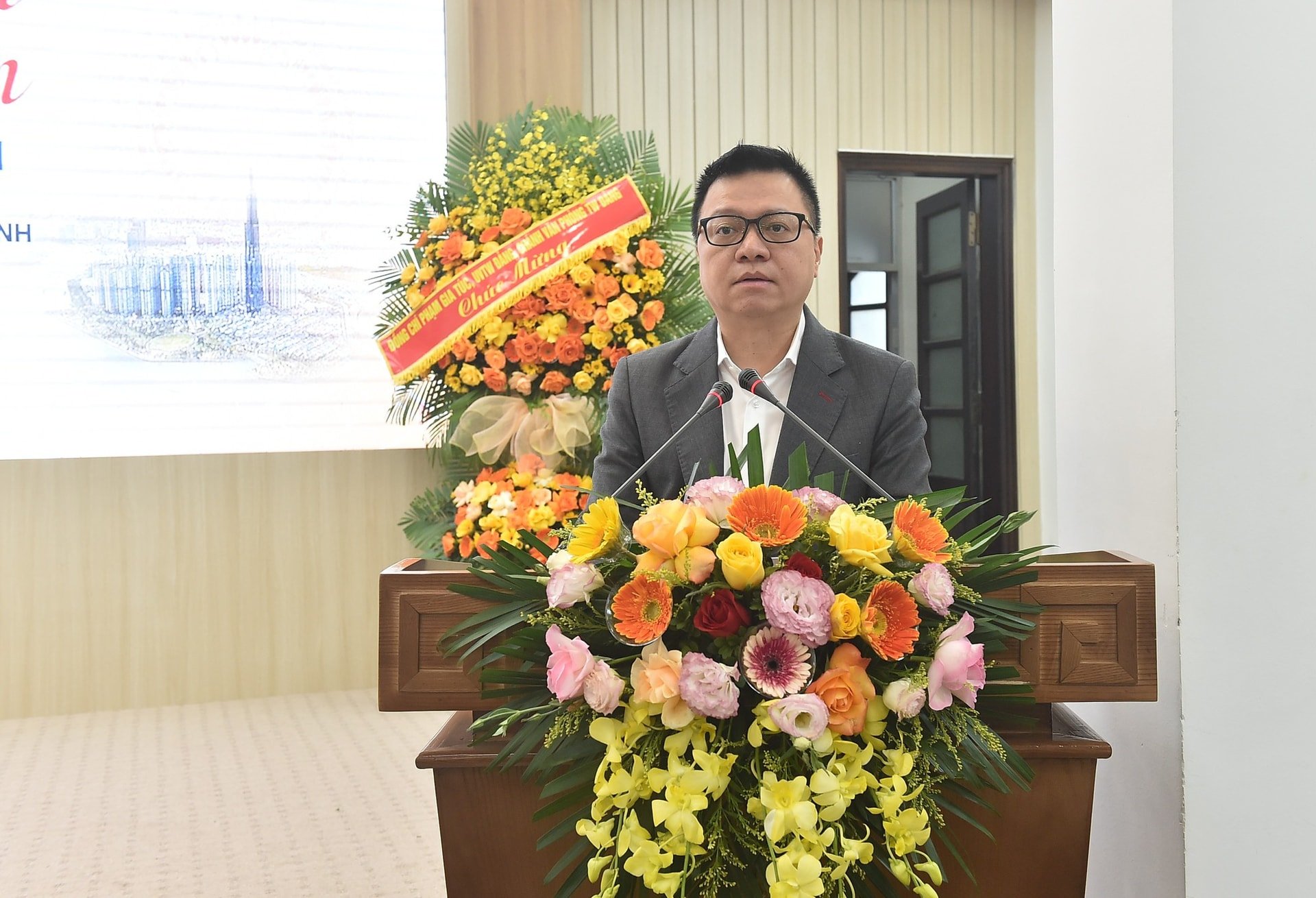 Lansering av boken 'Vietnamesiska folket i den nya eran' - Foto 3. Ra mắt cuốn sách 'Con người Việt Nam vào kỷ nguyên mới'- Ảnh 3.