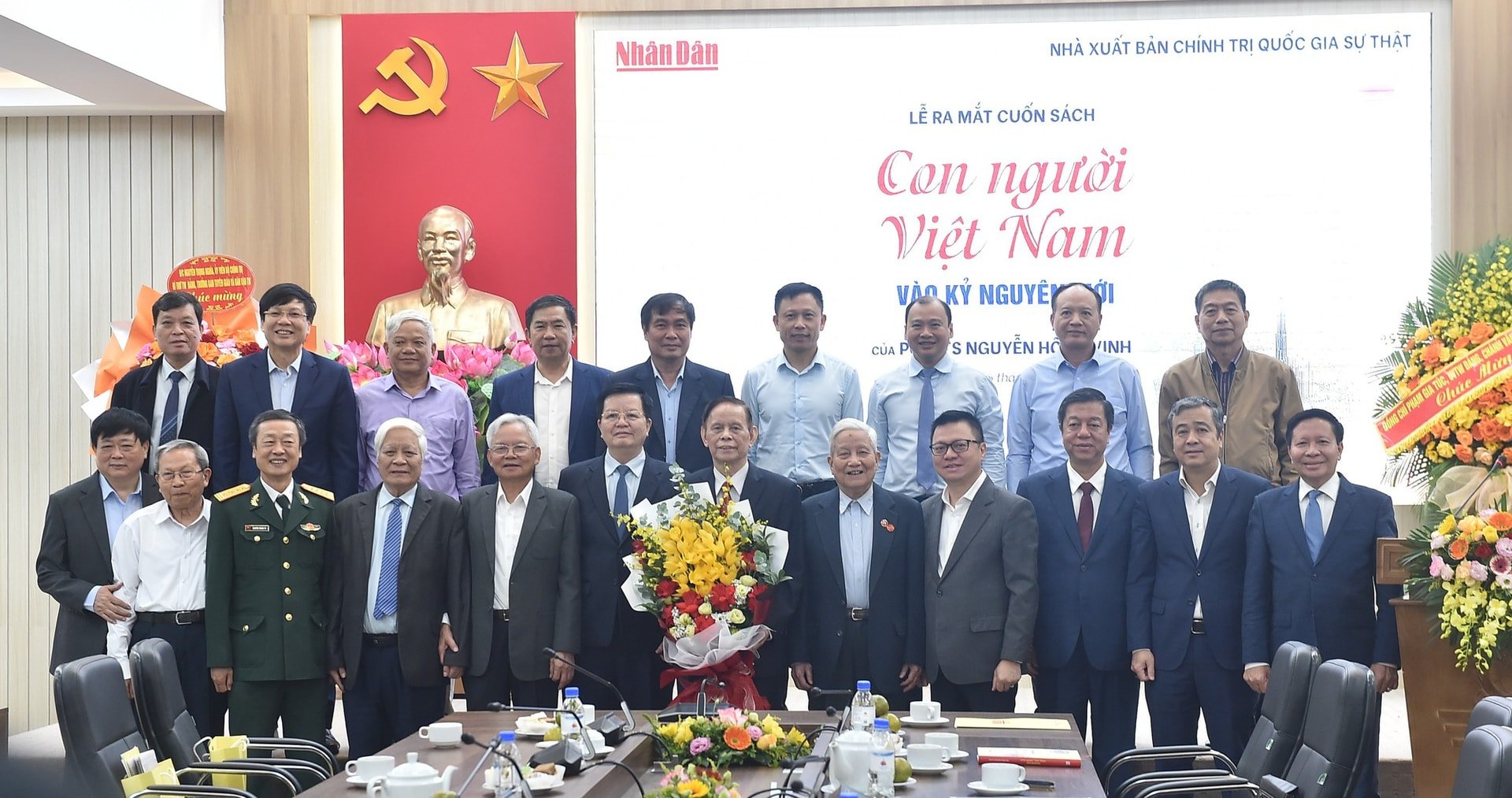 Lansering av boken 'Vietnamesiska folket i den nya eran' - Foto 4. Ra mắt cuốn sách 'Con người Việt Nam vào kỷ nguyên mới'- Ảnh 4.