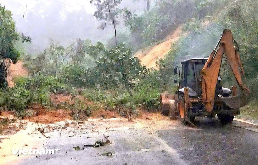 Sạt lở làm ách tắc hoàn toàn tuyến đường Hồ Chí Minh đoạn qua xã Phước Năng, Đà Nẵng. (Ảnh: PV/Vietnam+)