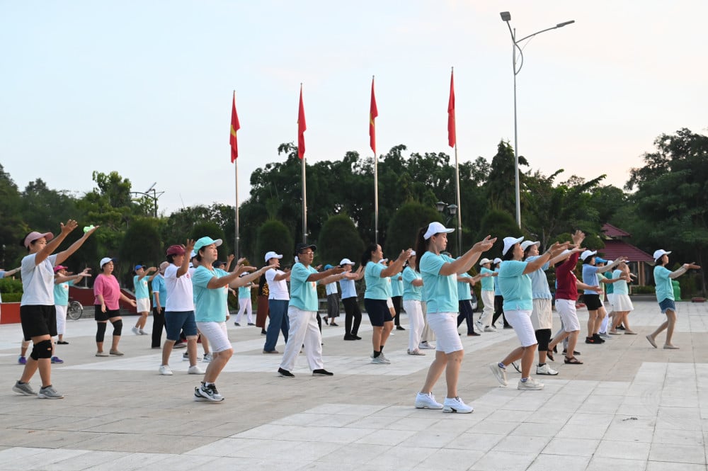 កីឡាដ៏ធំកំពុងអភិវឌ្ឍកាន់តែខ្លាំងឡើង Thể dục buổi sáng ở Quảng trường Tô Quyền