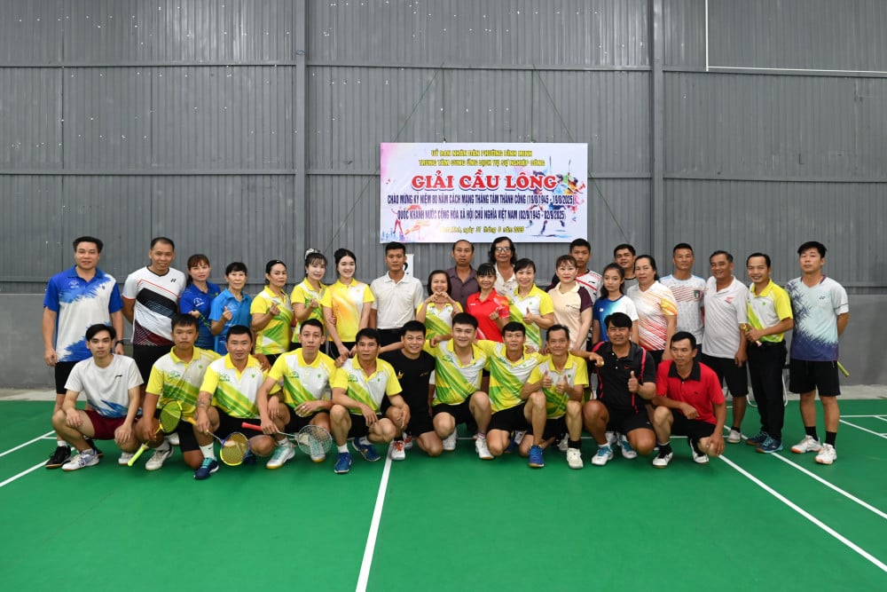 កីឡាដ៏ធំកំពុងអភិវឌ្ឍកាន់តែខ្លាំងឡើង Người dân đầu tư sân cầu lông và đăng cai tổ chức giải cầu lông để đáp ứng nhu cầu thể thao quần chúng ở phường Bình Minh