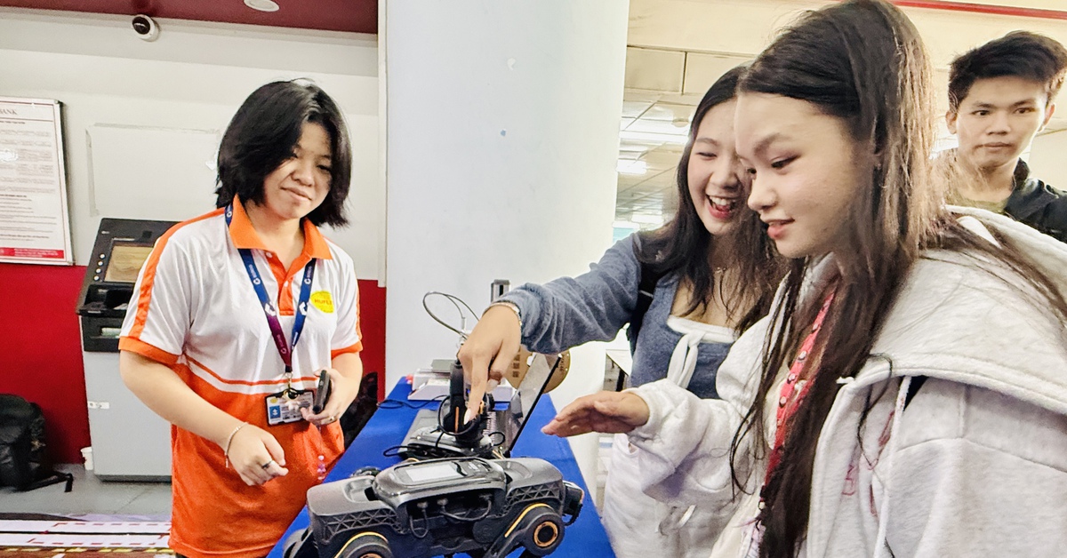 Tân sinh viên hào hứng với robot biết tương tác với người