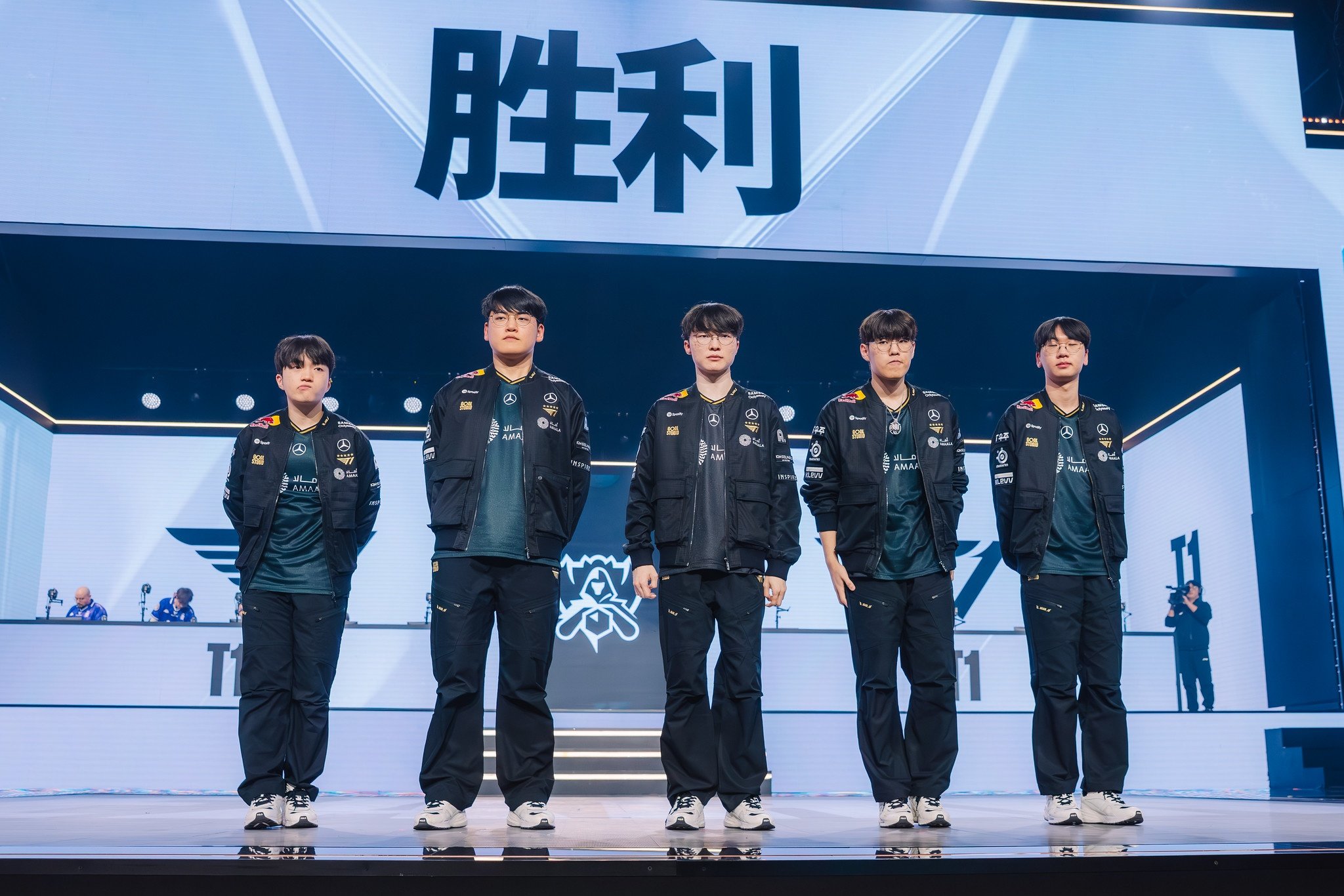 T1 Faker di tiep anh 1