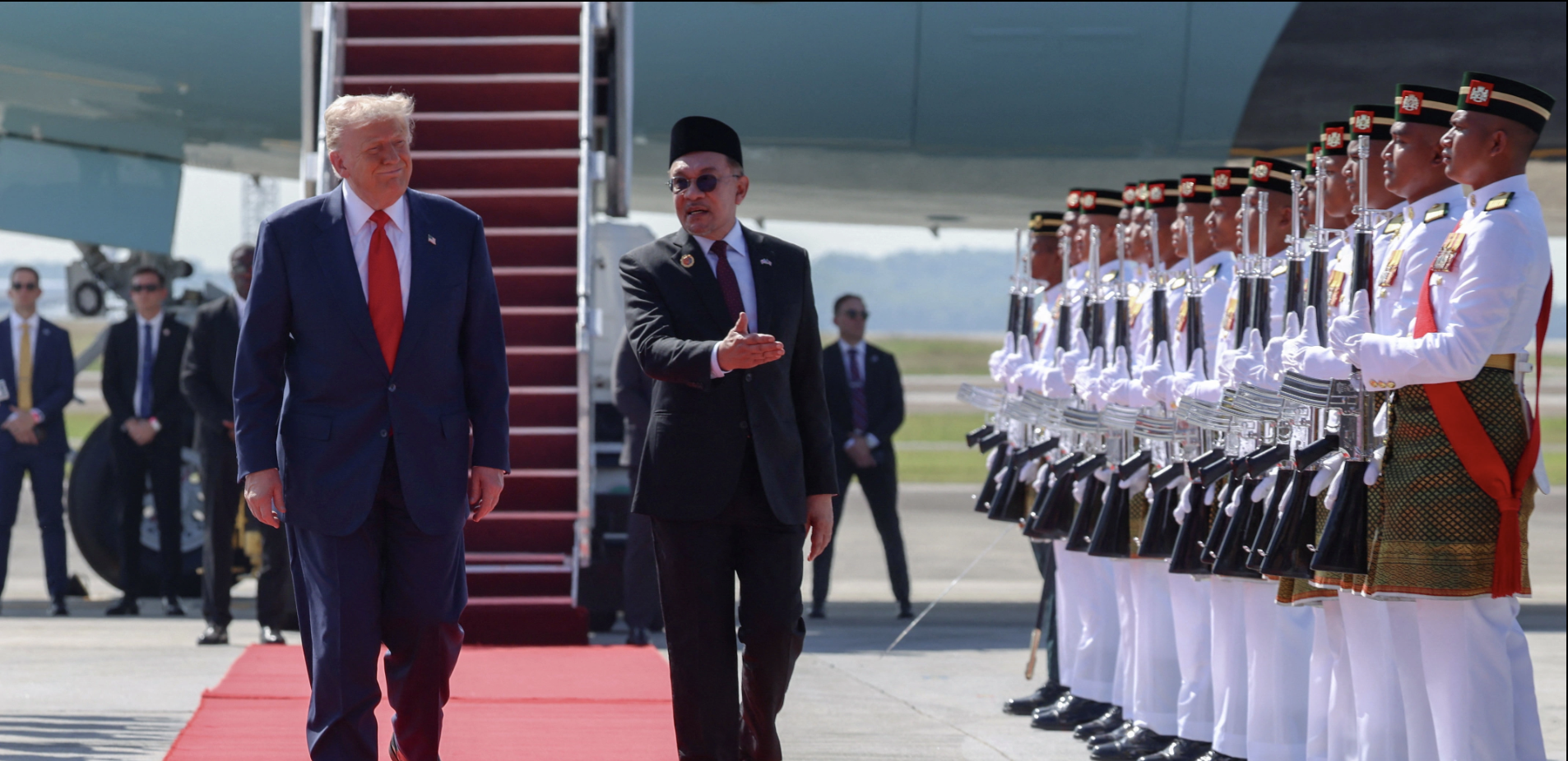 Tổng thống Mỹ nhún nhảy ở Malaysia ngay khi bước xuống Không lực Một