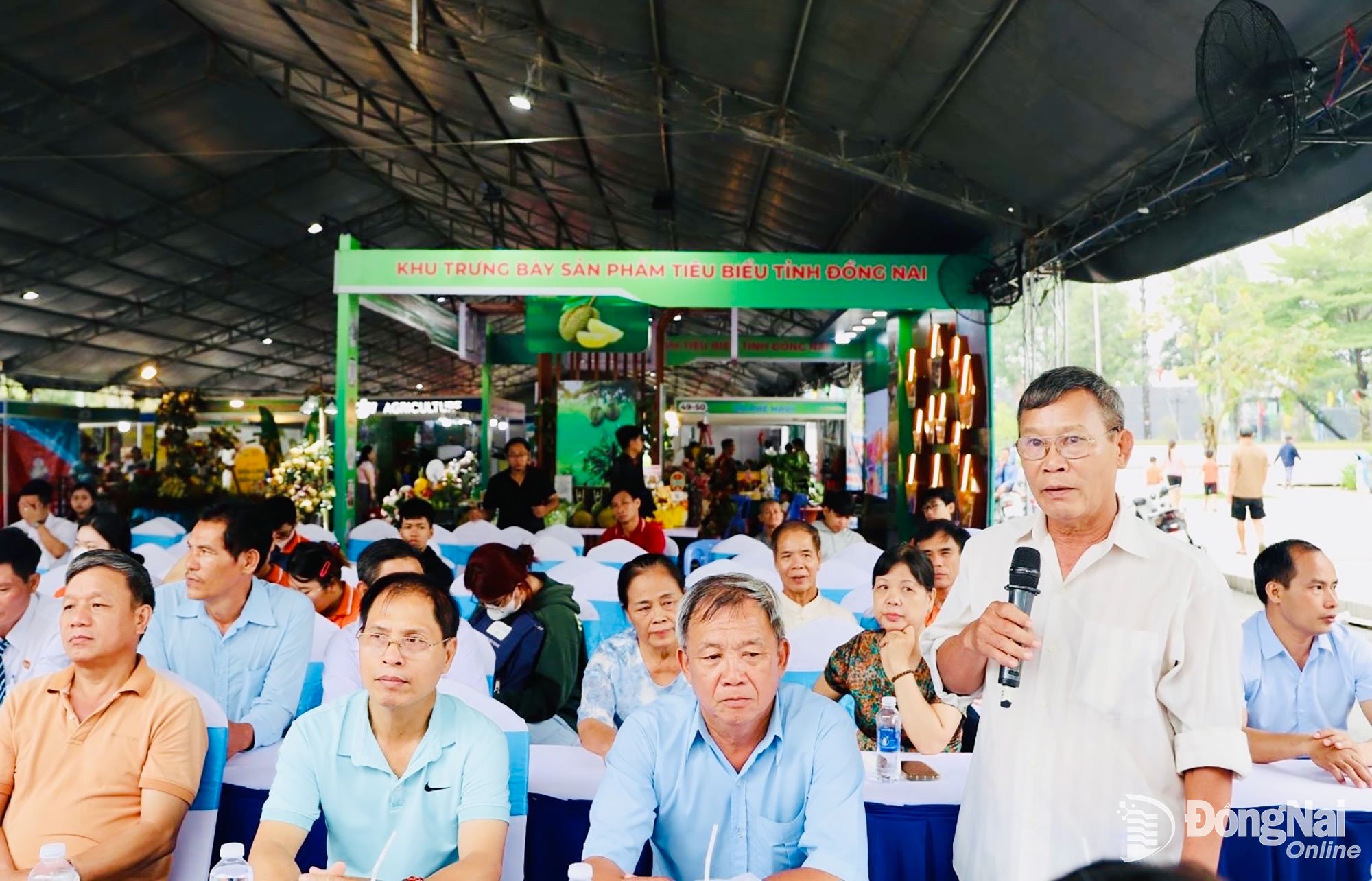 Đại diện nông dân nêu ý kiến tại hội thảo. Ảnh: B.Nguyên