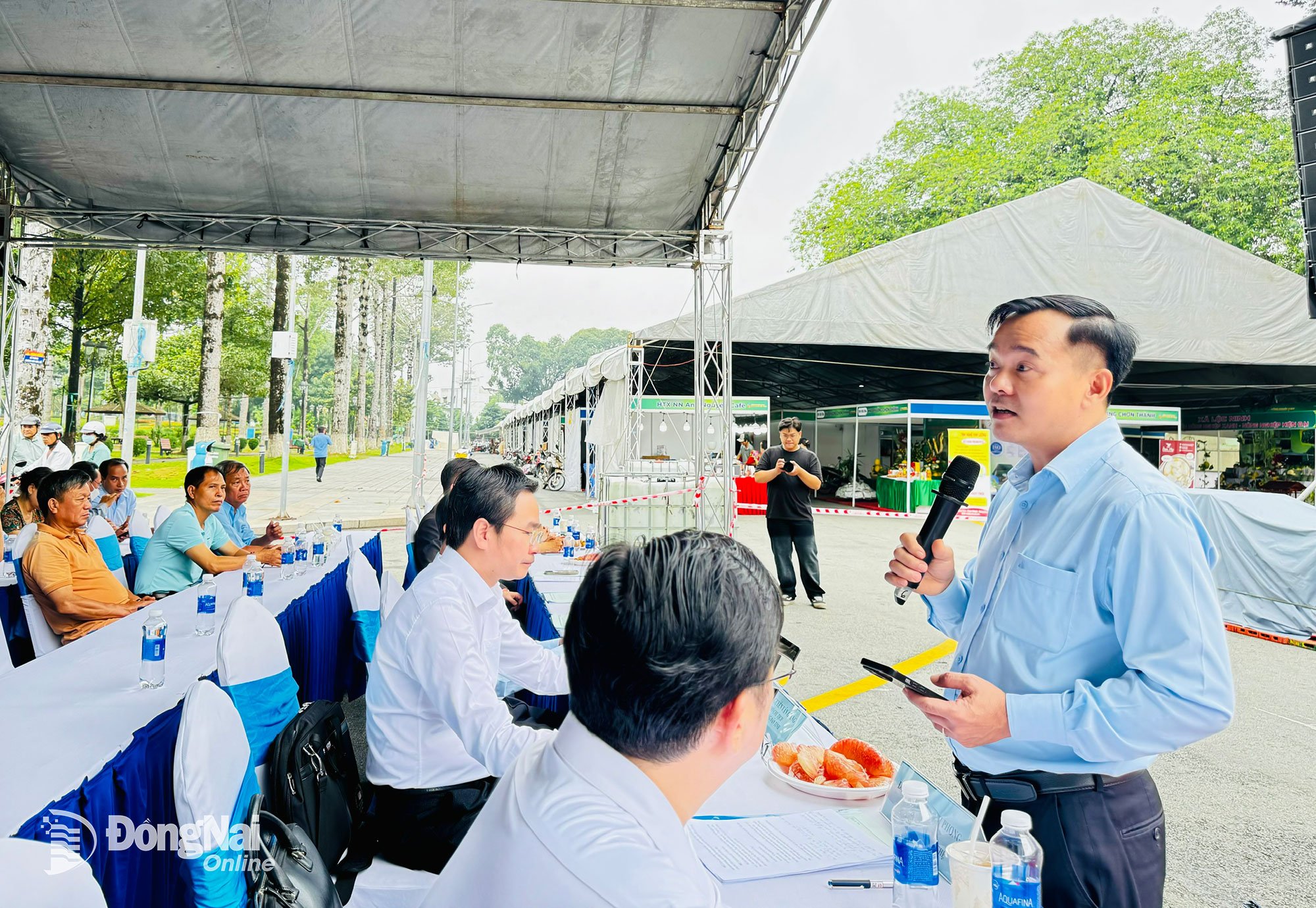 Ông Nguyễn Thanh Phong, Phó Giám đốc Sở Khoa học và Công nghệ tỉnh Đồng Nai giải đáp thắc mắc của hợp tác xã, nông dân tại hội thảo. Ảnh: B.Nguyên