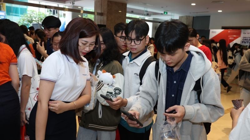 Studenten kommen zur „Ho Chi Minh City Internship and Employment Fair – UEH Career Fair 2025“.