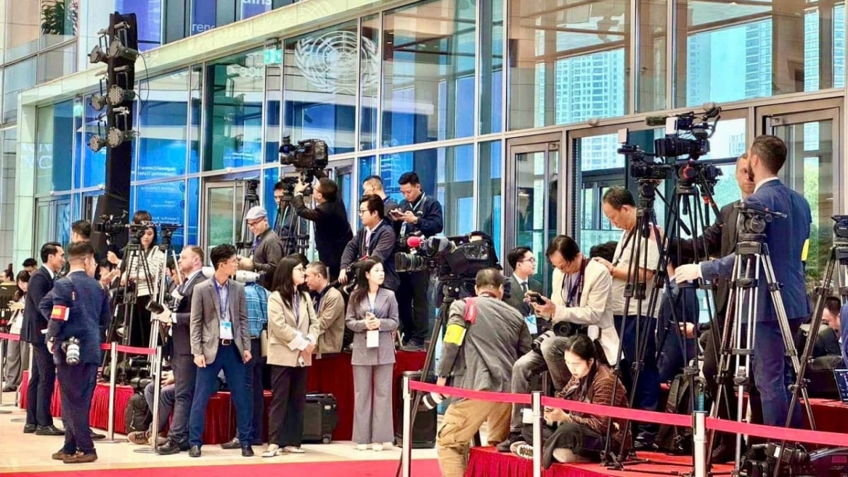 Chu đáo và tận tâm trong phục vụ phóng viên quốc tế tại Lễ ký Công ước Hà Nội