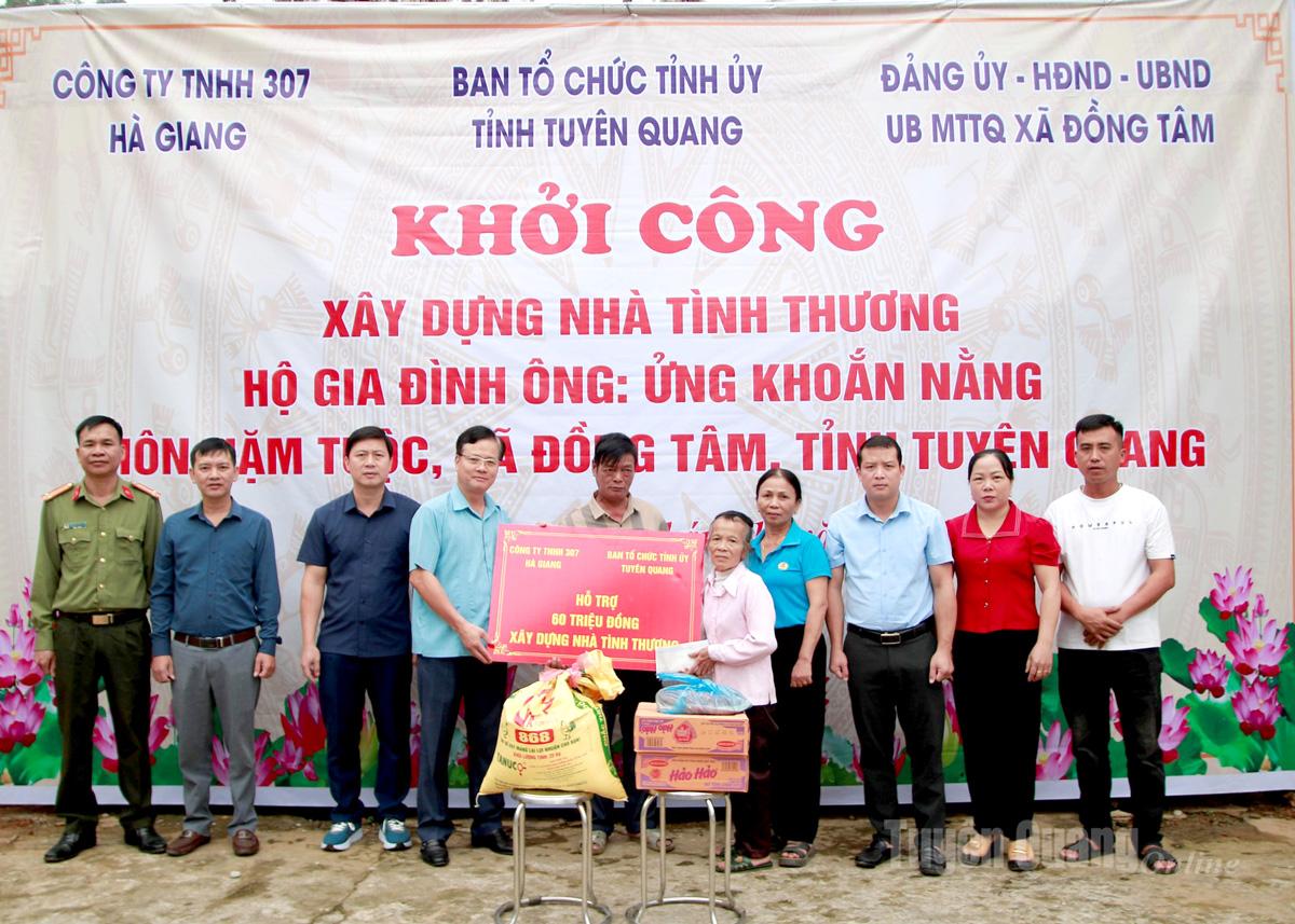 Đồng chí Trần Quang Minh và nhà tài trợ trao tiền hỗ trợ làm nhà cho hộ gia đình ông Ửng Khoắn Nằng, thôn Nậm Tuộc, xã Đồng Tâm.