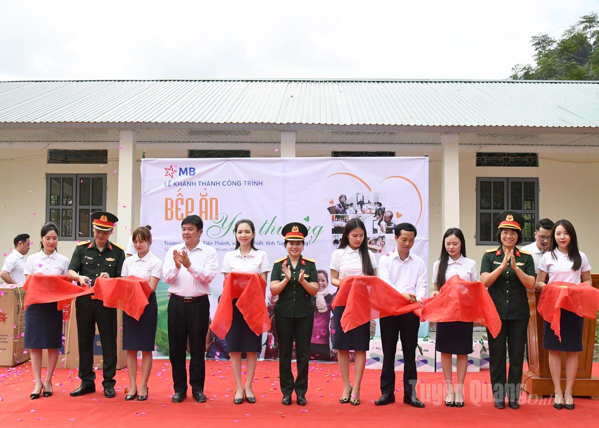 Líderes do Military Commercial Joint Stock Bank da comuna de Kien Thiet cortaram a fita para inaugurar o projeto.