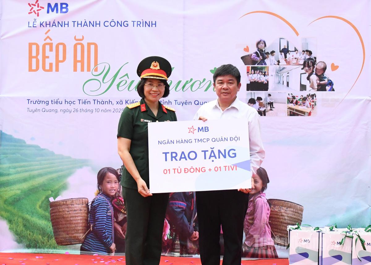 Representantes do Military Commercial Joint Stock Bank doaram uma geladeira e uma televisão para a escola Tien Thanh.