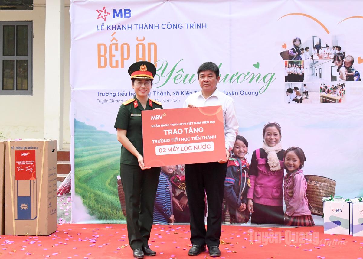 Representante do Vietnam Modern Commercial Joint Stock Bank doou 2 purificadores de água para a escola Tien Thanh.