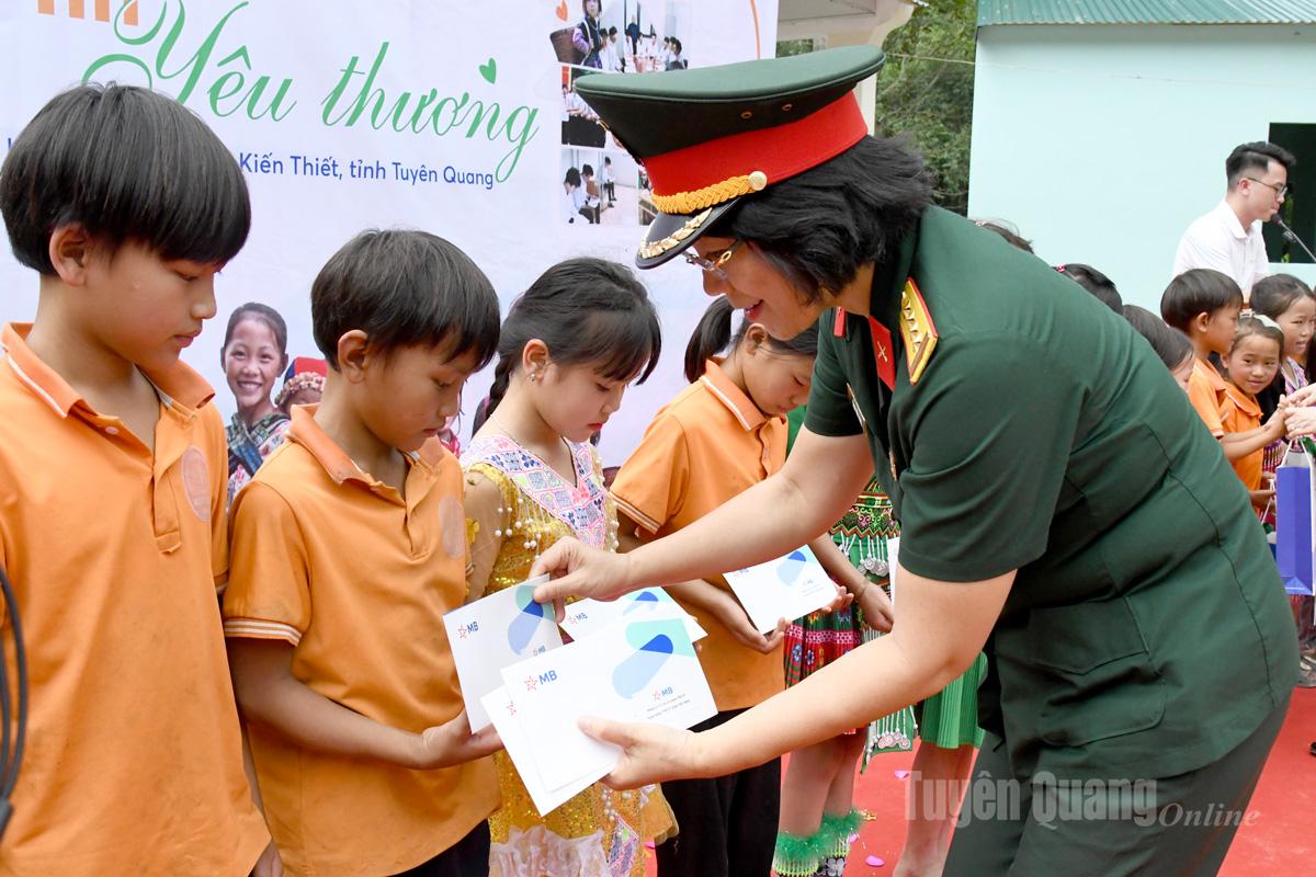 Representantes do Banco Comercial Militar ofereceram bolsas de estudo a estudantes carentes que superaram dificuldades na escola Tien Thanh.