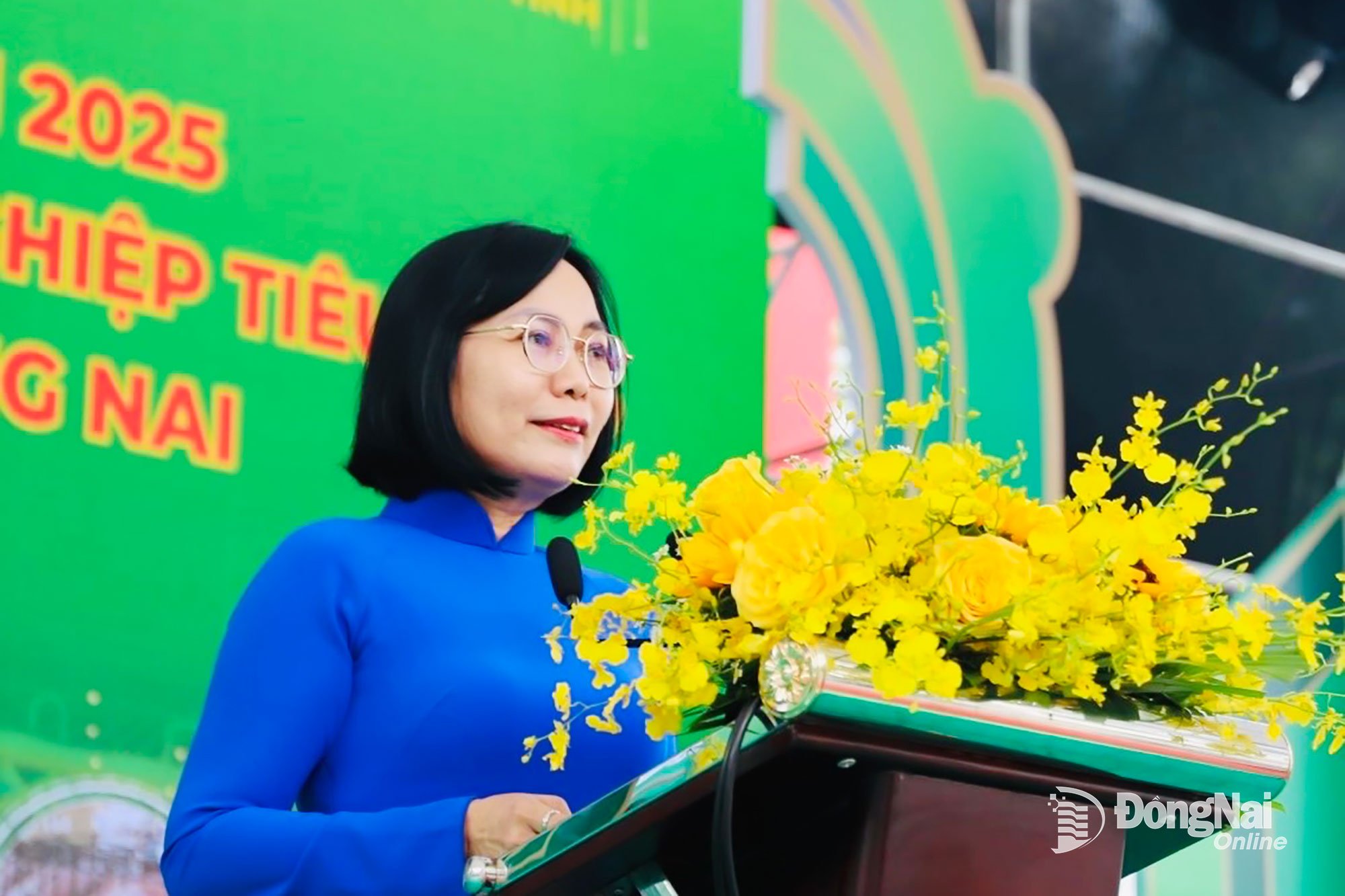 Medlem i provinspartikommittén och vice ordförande för Dong Nais provinsiella folkkommitté, Nguyen Thi Hoang, talade vid OCOP:s produkttillkännagivandeceremoni för den första fasen 2025 och konferensen om att koppla samman konsumtionen av typiska jordbruksprodukter, OCOP-produkter och investeringsmöjligheter i Dong Nai. Foto: B.Nguyen