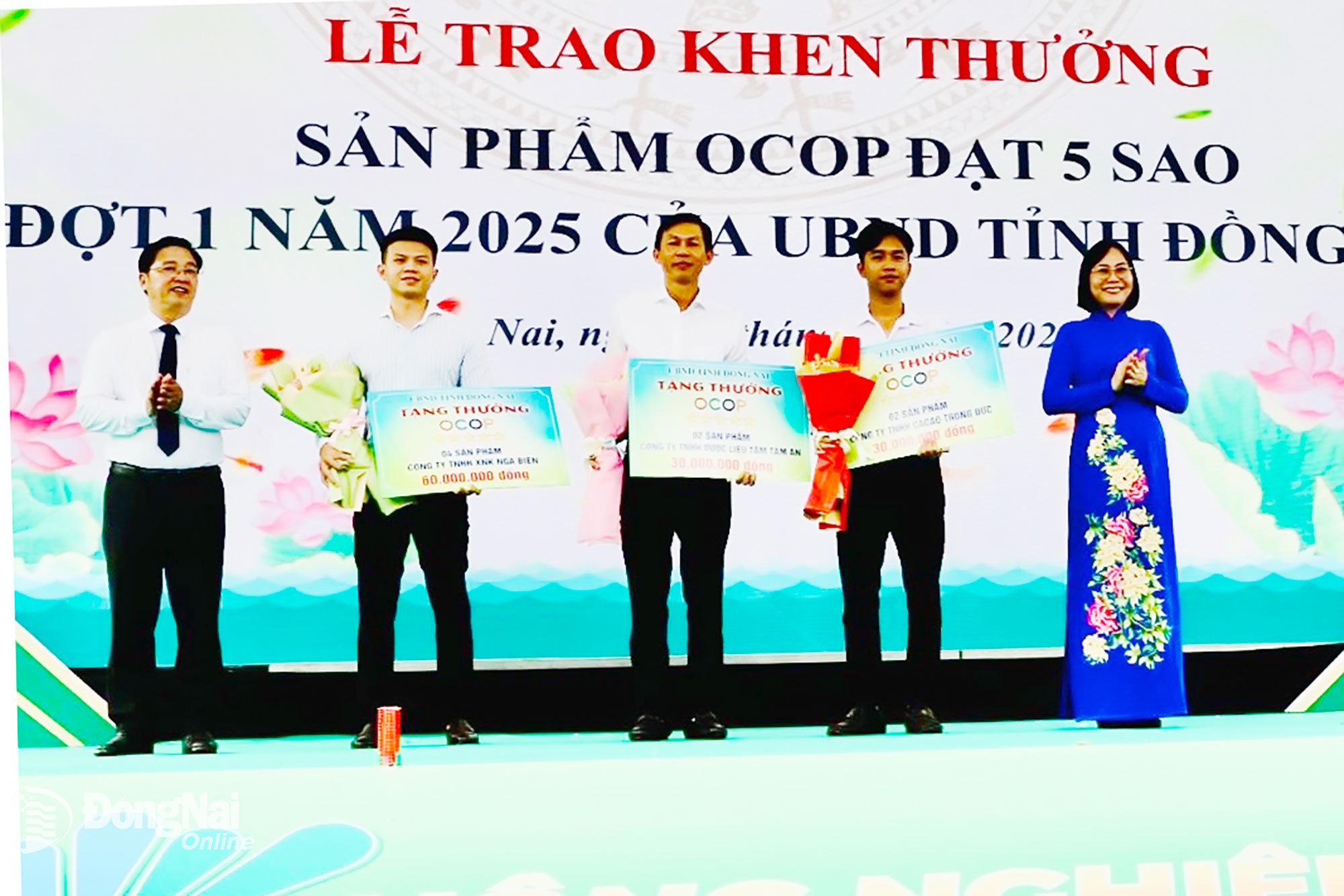 Medlem i provinsens partikommitté, vice ordförande för Dong Nais provinsiella folkkommitté, Nguyen Thi Hoang, och biträdande direktör för Dong Nais provinsiella jordbruks- och miljödepartement, Nguyen Van Thang, delade ut meritcertifikat från provinsens folkkommitté till tre enheter som uppnådde 5-stjärnig OCOP år 2025. Foto: B.Nguyen