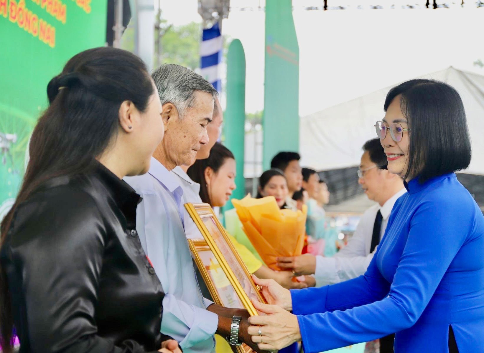Medlem i provinsens partikommitté, vice ordförande i Dong Nais provinsiella folkkommitté, Nguyen Thi Hoang delade ut förtjänstcertifikat från provinsens folkkommitté till kollektiv och individer med enastående prestationer inom programmet En kommun, en produkt, för perioden 2021-2025. Foto: B.Nguyen