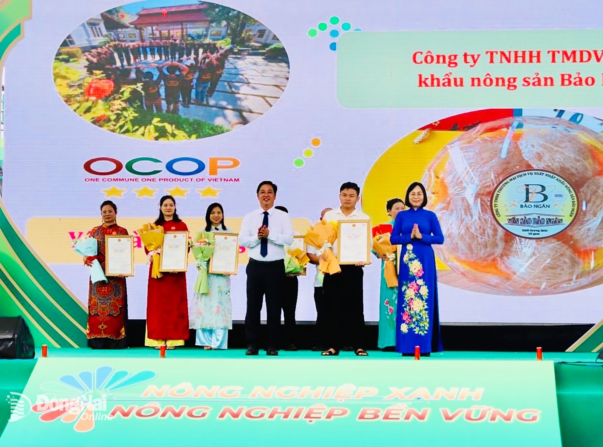 Medlem i provinsens partikommitté, vice ordförande för Dong Nais provinsiella folkkommitté, Nguyen Thi Hoang, och biträdande direktör för jordbruks- och miljödepartementet, Nguyen Van Thang, delade ut certifikat till 52 OCOP-produkter under 2025. Foto: B.Nguyen