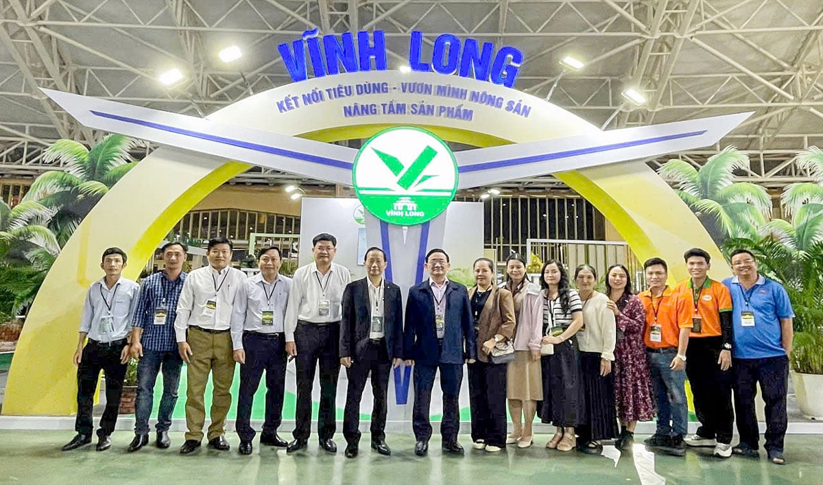 ທ່ານ​ຮອງ​ປະ​ທານ​ຄະ​ນະ​ກຳ​ມະ​ການ​ປະ​ຊາ​ຊົນ​ແຂວງ - ຫງວຽນ​ຊວນ​ຟຸກ ແລະ ຫົວ​ໜ້າ​ພະ​ແນກ​ອຸດ​ສາ​ຫະ​ກຳ ແລະ ການ​ຄ້າ - ເຈິ່ນ​ກວກ​ຕວນ ໄດ້​ໄປ​ຢ້ຽມ​ຢາມ​ບູ​ຊາ ແລະ ເຂົ້າ​ຮ່ວມ​ພິ​ທີ​ເປີດ​ງານ​ຕະຫຼາດ​ນັດ​ດູ​ໃບ​ໄມ້​ລົ່ນ 2025 ຢູ່ ຮ່າ​ໂນ້ຍ.