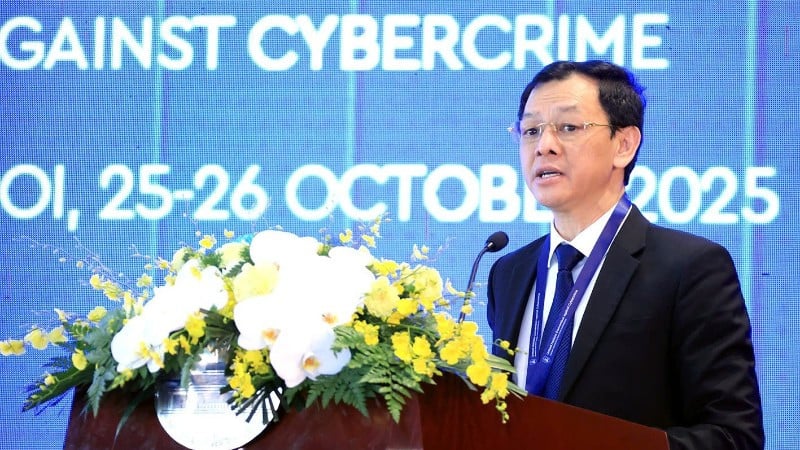De plaatsvervangende minister van Volksgezondheid, Nguyen Tri Thuc, spreekt tijdens het seminar.