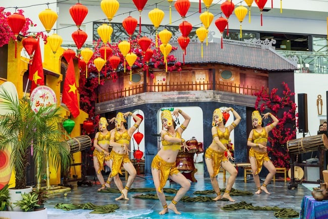 Người dân hào hứng trải nghiệm "Tinh hoa Văn hóa Việt Nam" tại Hội chợ mùa Thu lần thứ nhất 2025 - Ảnh 2.