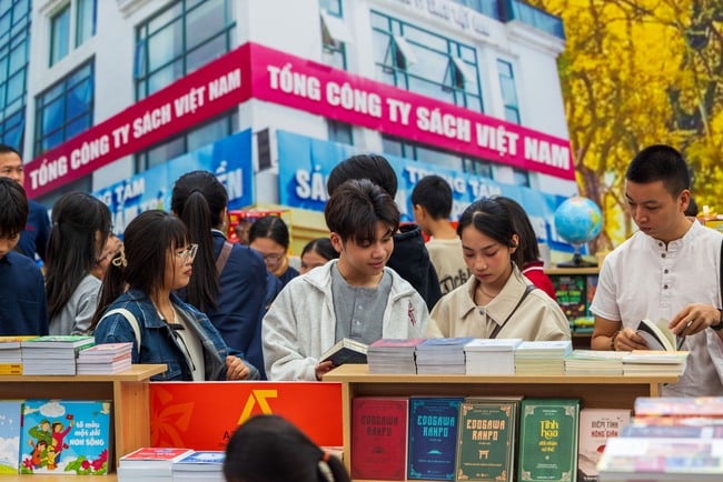 Người dân hào hứng trải nghiệm "Tinh hoa Văn hóa Việt Nam" tại Hội chợ mùa Thu lần thứ nhất 2025 - Ảnh 7.