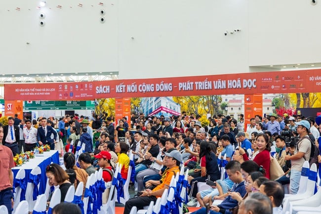 Người dân hào hứng trải nghiệm "Tinh hoa Văn hóa Việt Nam" tại Hội chợ mùa Thu lần thứ nhất 2025 - Ảnh 9.