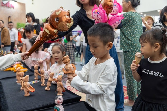 Người dân hào hứng trải nghiệm "Tinh hoa Văn hóa Việt Nam" tại Hội chợ mùa Thu lần thứ nhất 2025 - Ảnh 10.