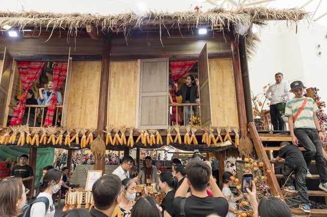 Người dân hào hứng trải nghiệm "Tinh hoa Văn hóa Việt Nam" tại Hội chợ mùa Thu lần thứ nhất 2025 - Ảnh 11.