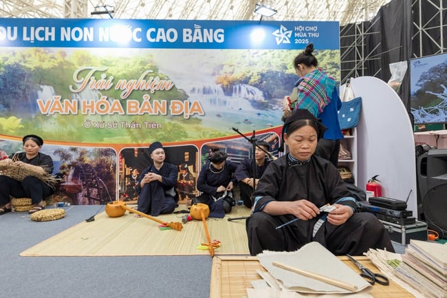 Người dân tấp nập đổ về Hội chợ mùa Thu lần thứ nhất 2025 - Ảnh 10.