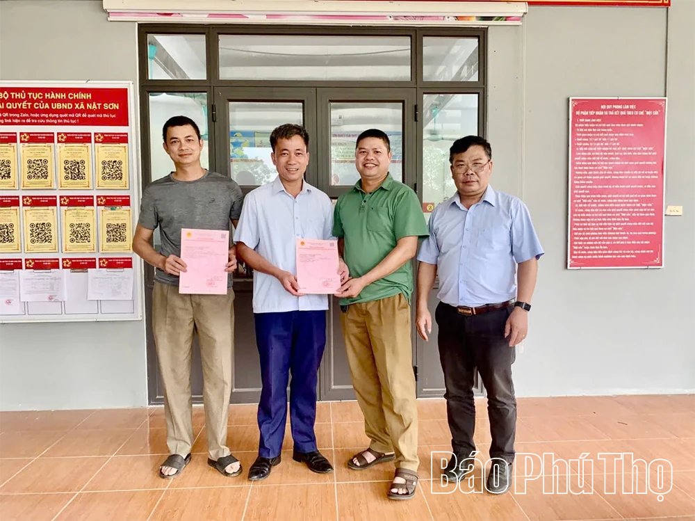 นวัตกรรมการมอบหนังสือปกแดงในระดับตำบลและตำบล