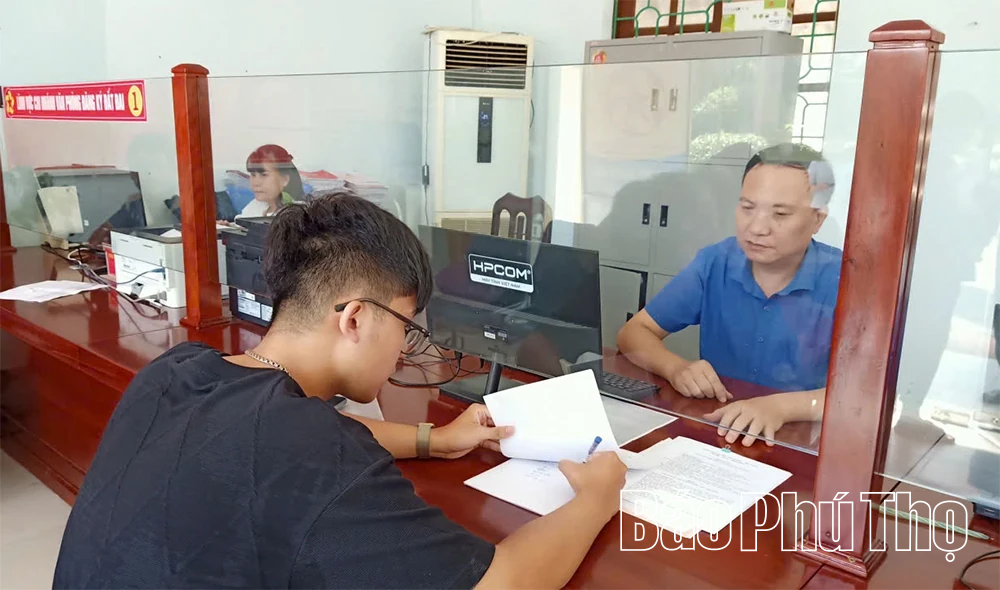 นวัตกรรมการมอบหนังสือปกแดงในระดับตำบลและตำบล