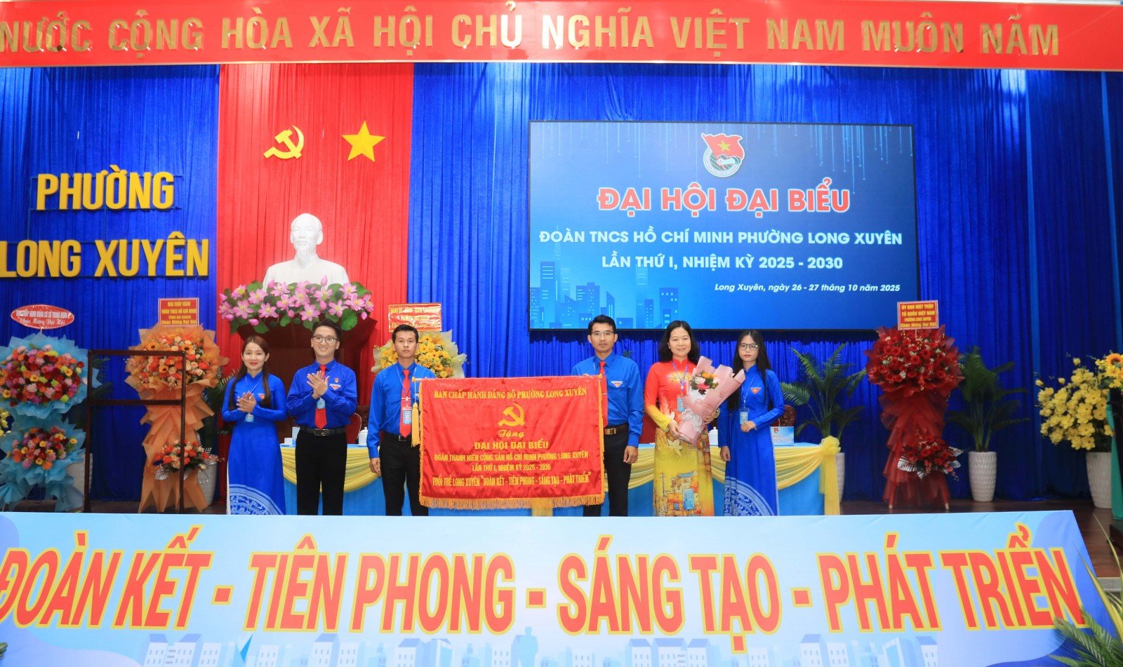 The 1st Congress of Long Xuyen Ward Youth Union Phó Bí thư Thường trực Đảng ủy phường Long Xuyên Võ Thị Xuân Kiều tặng bức trướng của BCH Đảng bộ phường chúc mừng đại hội