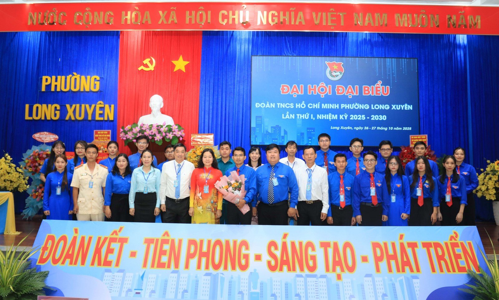 The 1st Congress of Long Xuyen Ward Youth Union Lãnh đạo chúc mừng Ban Chấp hành Đoàn TNCS Hồ Chí Minh phường Long Xuyên khóa I, nhiệm kỳ 2025-2030.